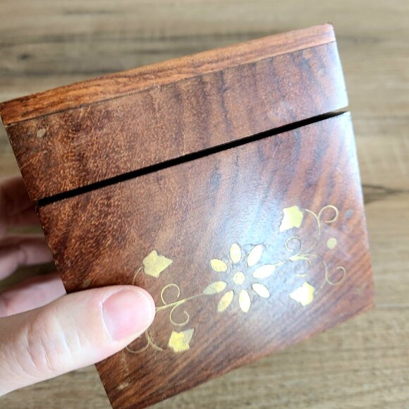 Vintage wooden trinket /jewelry box with brass floral inlay. - Picture 9 of 10